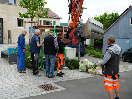 ... mit ihrem Bagger.